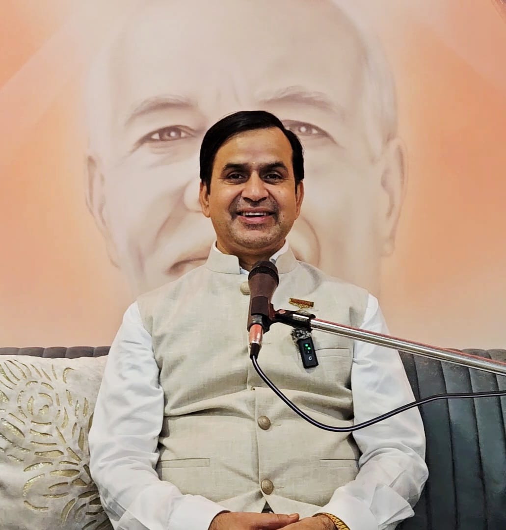 Prof Onkar Chand Ji delivering spiritual talk on The Art of Happy Living at Brahma Kumaris DLF Phase 1 Gurugram