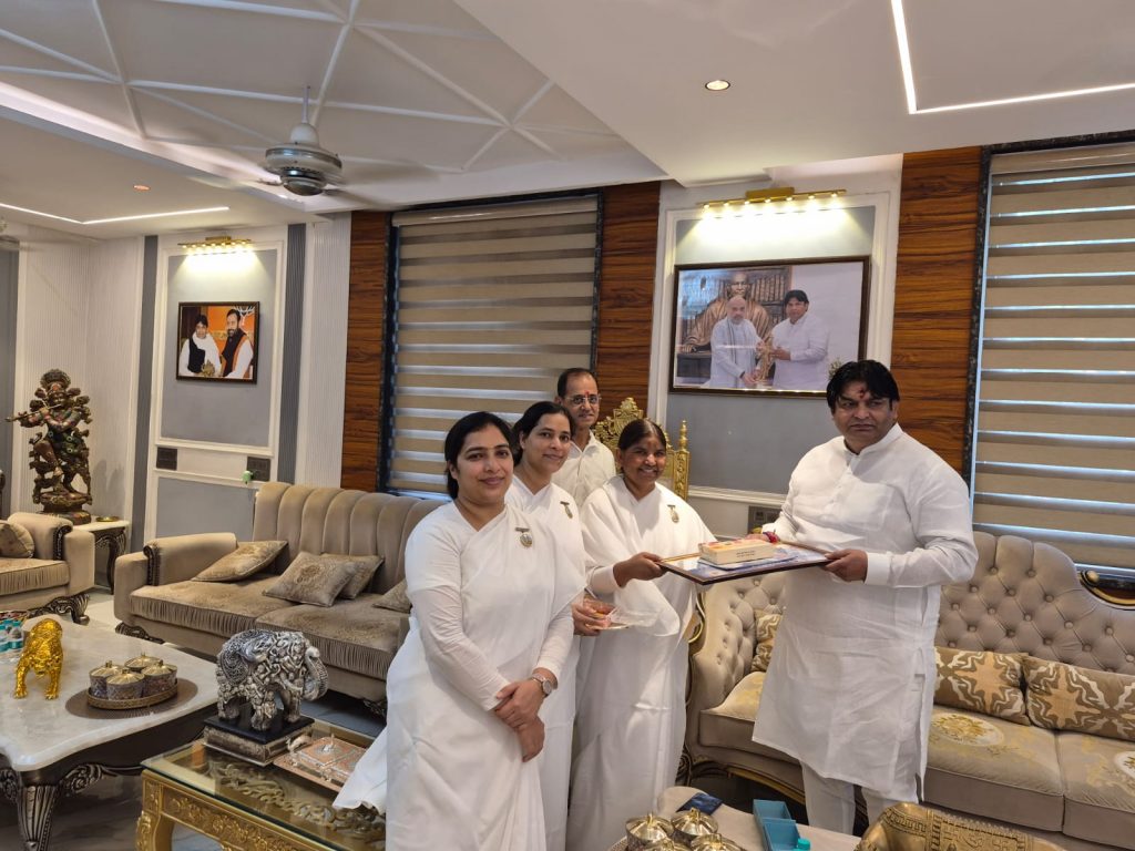 DLF2: गुरुग्राम के जनप्रतिनिधियों, प्रशासनिक व वरिष्ठ पुलिस अधिकारियों को बांधा ईश्वरीय रक्षा सूत्र